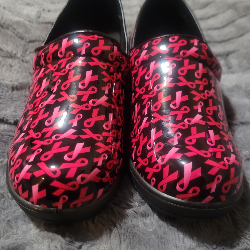 Glogs shoes with printed pink ribbons